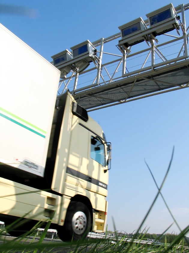 HZA-KA: ZOLL vollstreckt offene Lkw-Mautforderung - Anhänger vorübergehend gepfändet