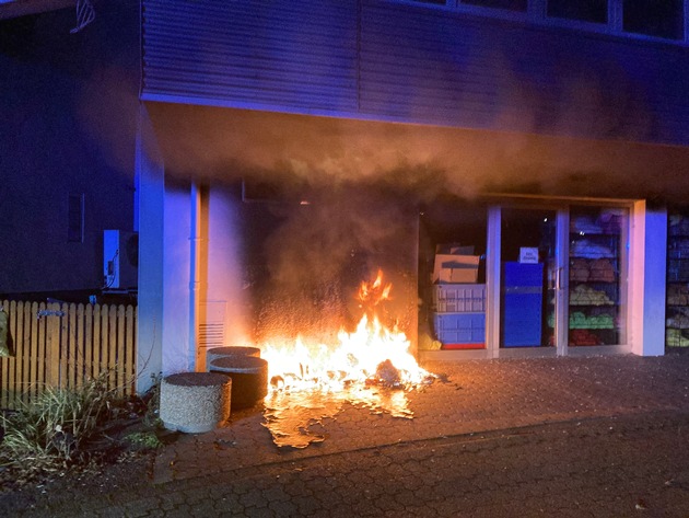 FW-GL: Mülltonnenbrand in der Stadtmitte von Bergisch Gladbach drohte auf Wohn- und Geschäftshaus überzugreifen