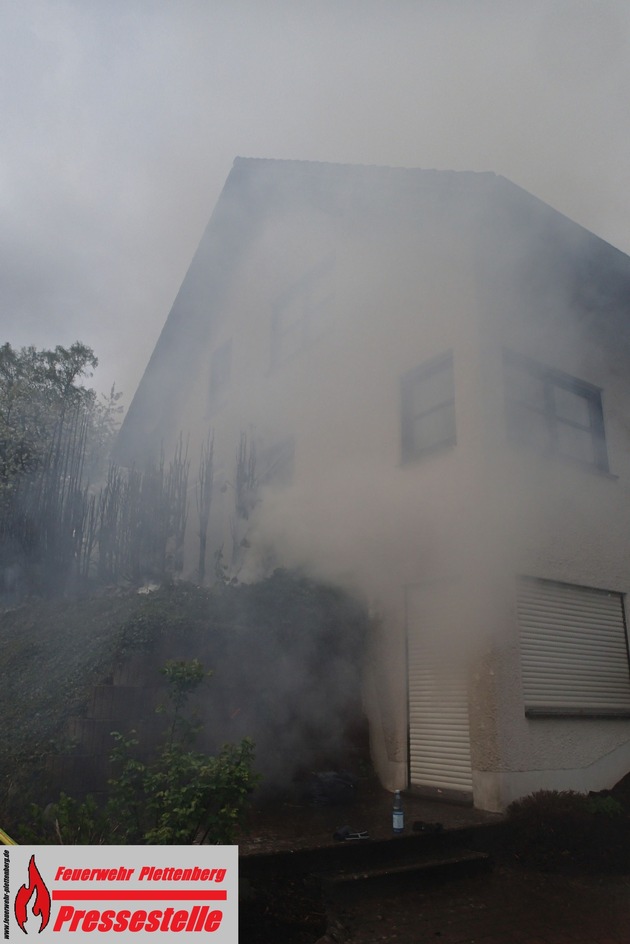 FW-PL: OT-Eiringhausen. Unkrautverbrennung führt fast zu Wohnhausbrand. Feuerwehr kann Übergreifen des Brandes in letzter Minute verhindern.