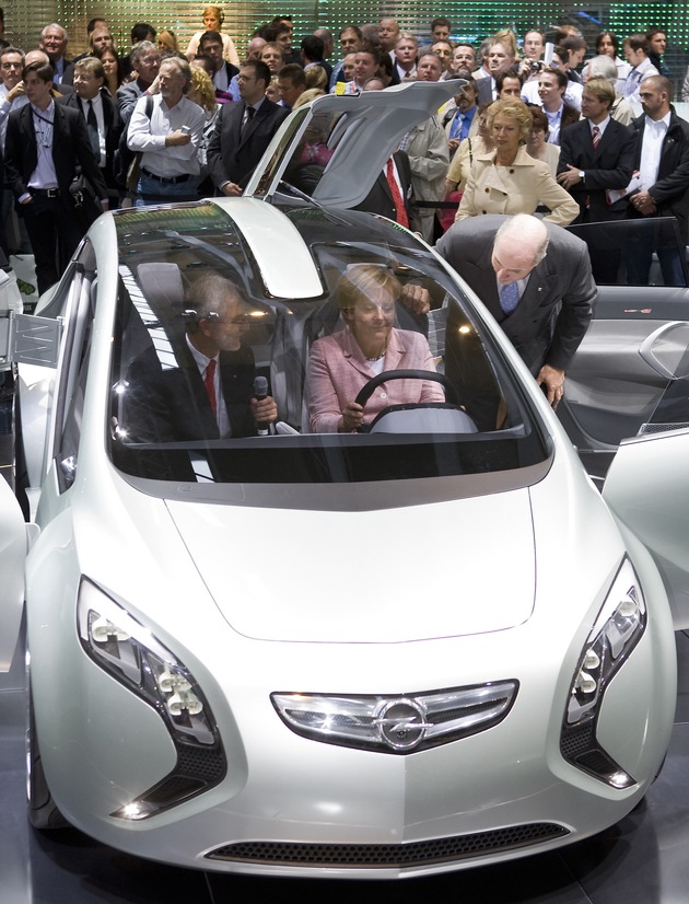 Bundeskanzlerin von Opel-Konzeptfahrzeug beeindruckt / Opel beim traditionellen IAA-Eröffnungsrundgang erste Station unter den Autoherstellern