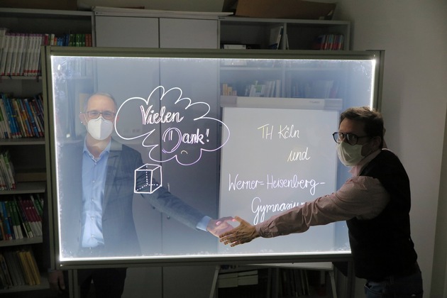 Innovative Unterrichtsvideos: Campus Leverkusen unterstützt Werner-Heisenberg-Gymnasium mit einem Lightboard