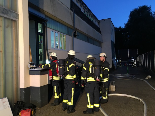 FW-Erkrath: Brand im Bordell löst Großeinsatz der Feuerwehr aus