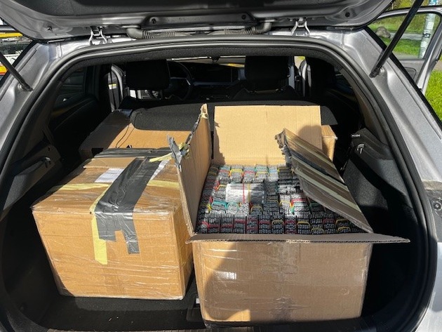 HZA-KI: Zoll stoppt Schmuggel auf der A1 - mehr als 300.000 Tabletten sichergestellt.