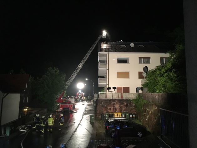 KFV-CW: Dachstuhlbrand nach Blitzschlag in Nagold

Keine Verletzten - Mehrere 10.000 Euro Sachschaden