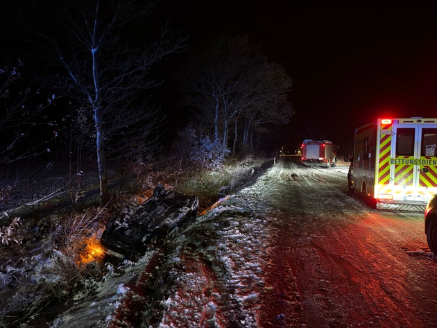FW-AUR: Auto bei Unfall in Straßengraben gelandet