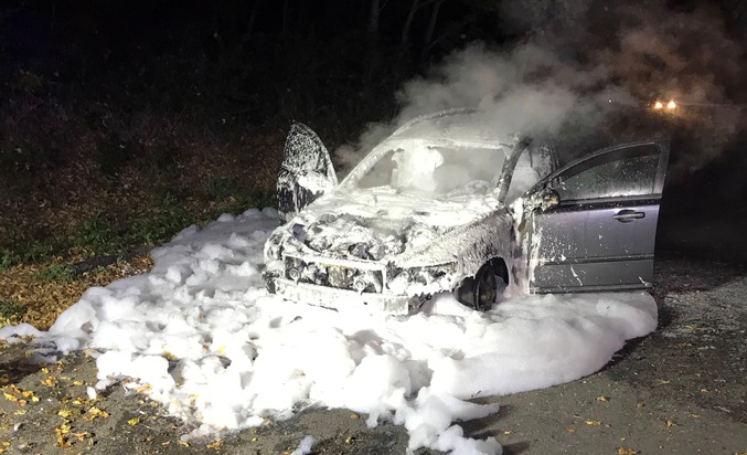POL-OE: Grauer Volvo brennt auf L539 - Insassen bleiben unverletzt