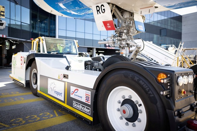 EcoTow: Fraport nimmt vollelektrische Flugzeugschlepper für Großflugzeuge in Betrieb