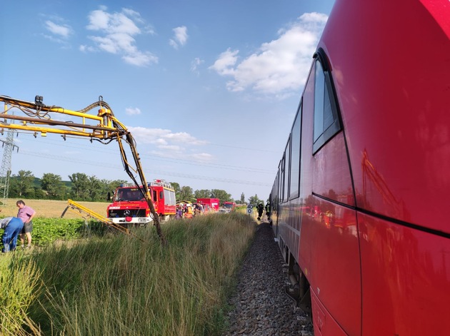 BPOL-KL: Regionalbahn kollidiert mit Traktor