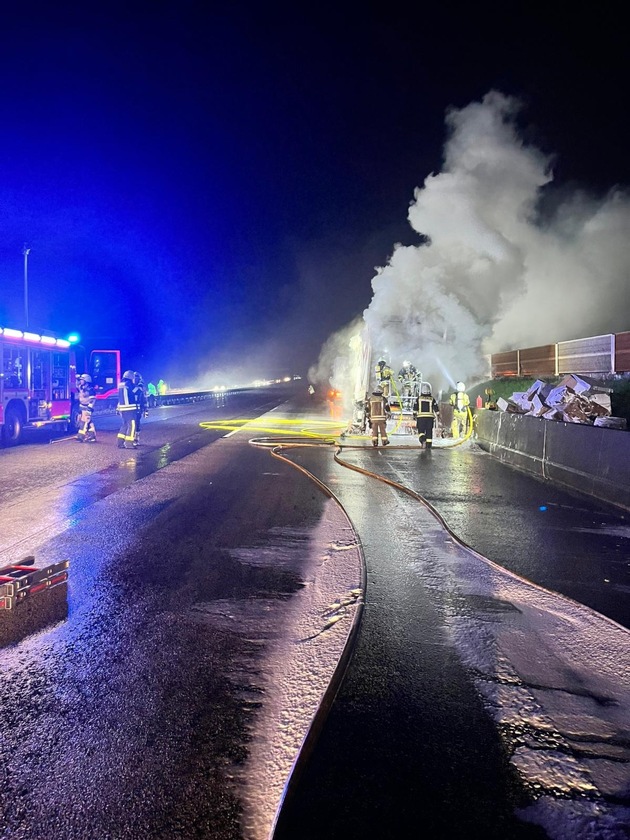 FW VG Asbach: LKW-Brand auf der A3 - Feuerwehr mehrere Stunden im Einsatz