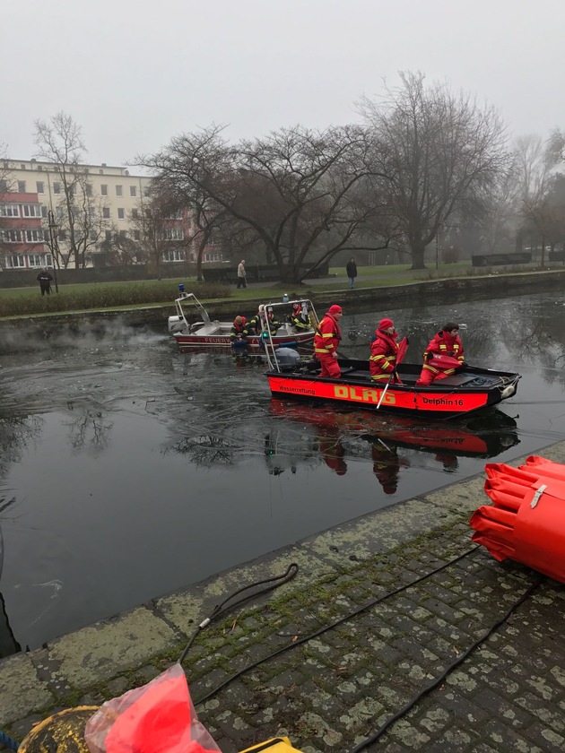 FW-MH: Wassereinbruch in ein Partyschiff. Eis behindert die Einsatzmaßnahmen.