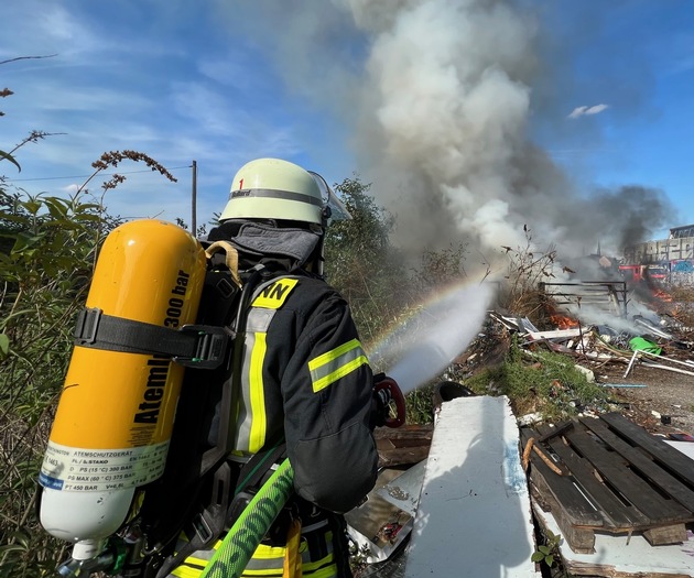 FW-BN: Feuer auf dem Gelände des ehemaligen Schlachthofes sowie Gasausströmung in Lengsdorf