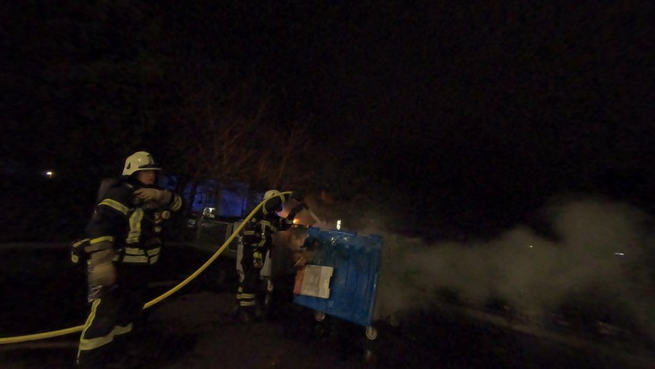 FW-MK: Silvesternacht mit mehreren Kleinbränden