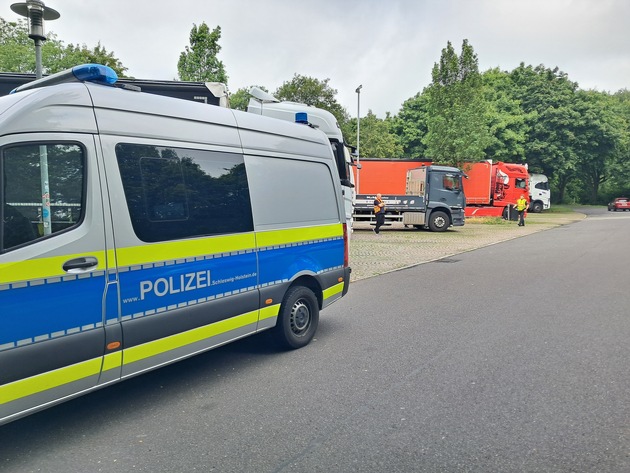 POL-SE: Tornesch / BAB 23 - Polizei führt Schwerlast- und Gefahrgutkontrolle an der Autobahn durch und stellt Verstöße fest