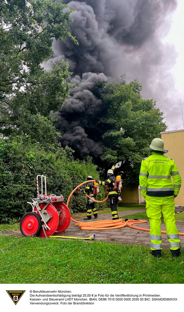 FW-M: Rauchschwaden über Grundschule (Neuperlach)