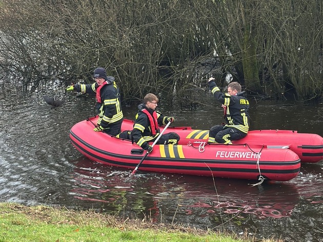 FW-AUR: Teichhuhn aus misslicher Lage befreit