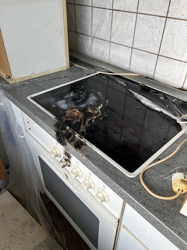 FW Ratingen: Küchenbrand in der 3. Etage