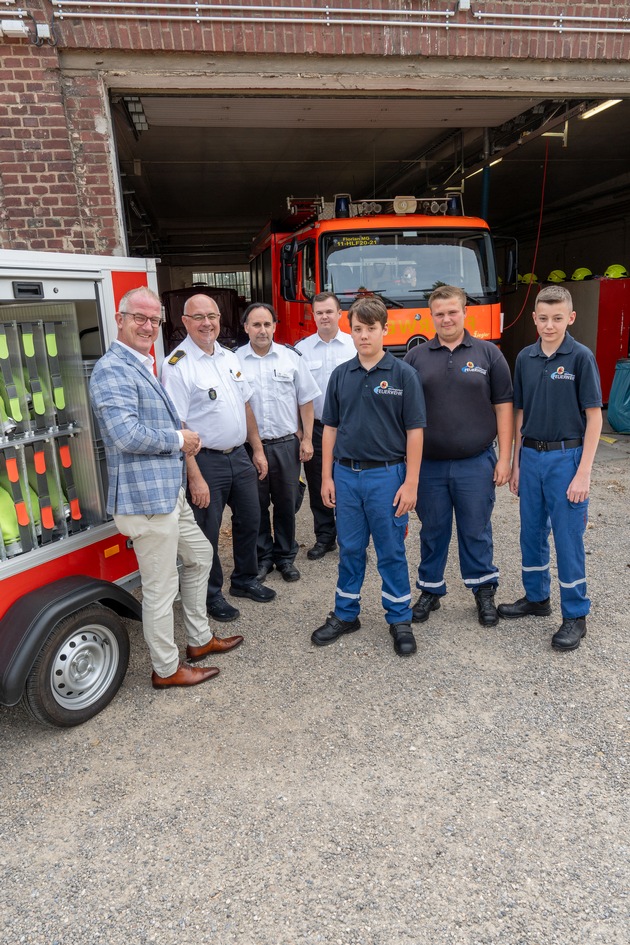 FW-MG: Stadtfeuerwehrverband Mönchengladbach: Stadtsparkasse Mönchengladbach fördert Nachwuchs - Spende ermöglicht weiteren Anhänger für junge Brandschützer