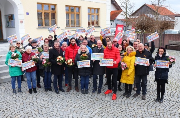 Deutsche Postcode Lotterie: Lotterie-Gewinn und Glücksgefühle in bayerischer Gemeinde: Kai Pflaume verteilt 1,4 Millionen Euro in Neuhaus am Inn