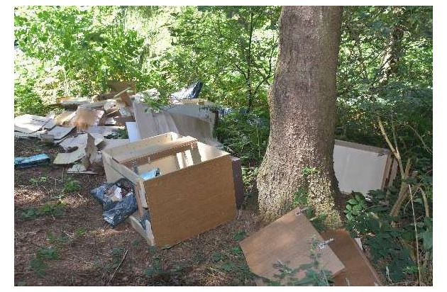 POL-OS: Georgsmarienhütte: Zeugenaufruf nach illegaler Müllentsorgung im Waldstück an der Borgloher Straße