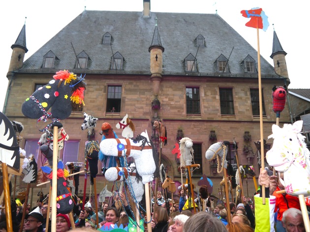 Steckenpferd-Parade in Osnabrück erinnert an Westfälischen Frieden und  holt Weltrekord - offiziell bestätigt vom &quot;Rekord-Institut für Deutschland&quot;