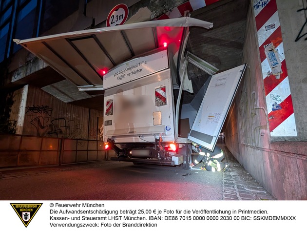 FW-M: Transporter steckt in Unterführung fest (Untermenzing)