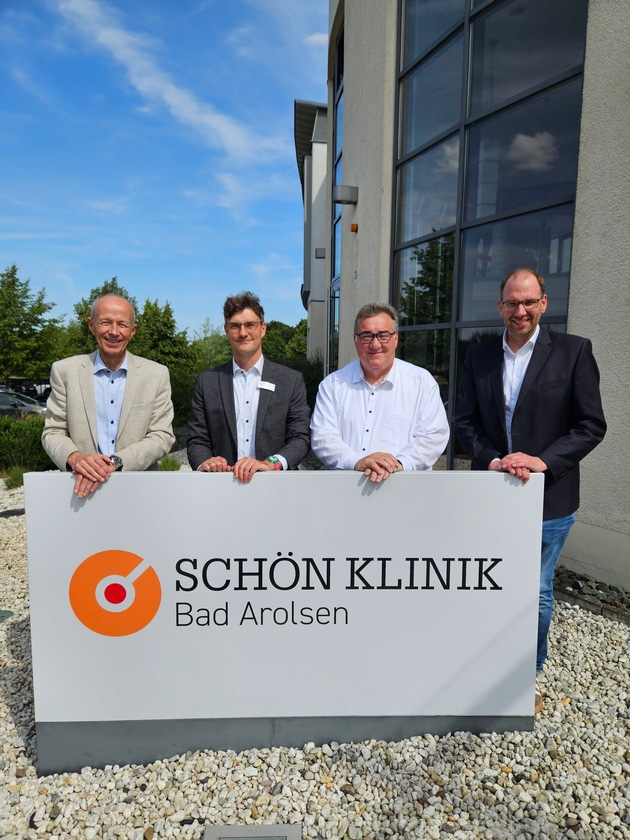 Pressemeldung: Schön Klinik Bad Arolsen: Psychosomatik stärken, Hürden abbauen: Politische Delegation diskutiert Personalmindestvorgaben und Anerkennungsprozesse