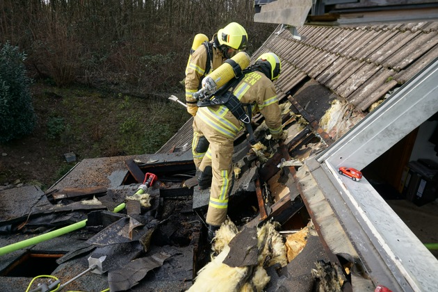 FW Ratingen: Dachstuhlbrand nach Dacharbeiten
