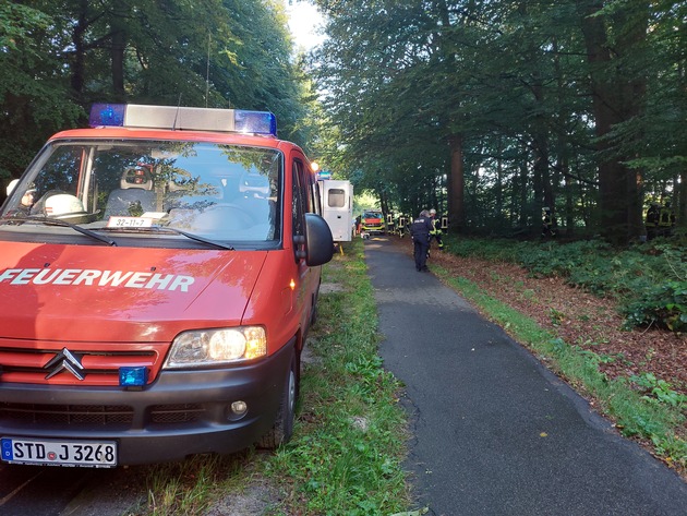 FFW Fredenbeck: Verkehrsunfall im Rüstjer Forst / Fahrer schwer verletzt