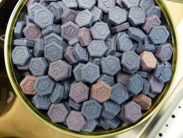 ZOLL-E: Ecstasy statt Kaffee - Zollfahnder stellen 23 Kilo Ecstasy sicher, zwei Festnahmen