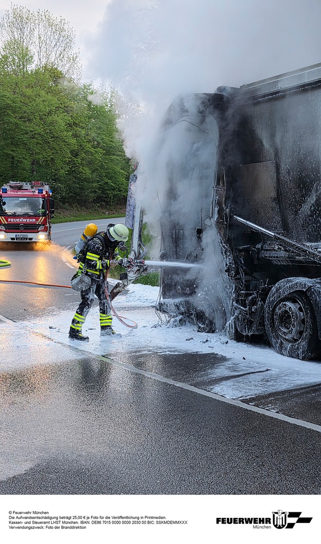 FW-M: Lkw-Fahrerhaus in Vollbrand (Oberf&ouml;hring/Unterf&ouml;hring)