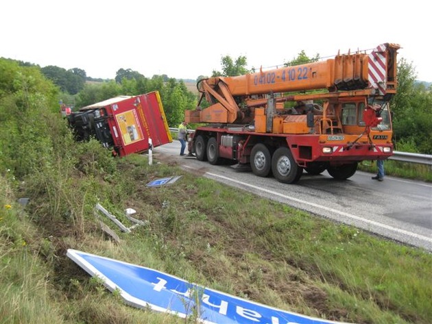 POL-SE: BAB 21/Höhe Abfahrt Leezen - Umgekippter Lastwagen