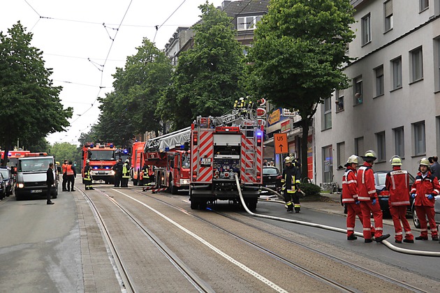 FW-E: Feuer in der Küche einer Imbissstube, 1 Mitarbeiter verletzt