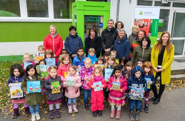 FRÖBEL-Gruppe: 1.000 Geschichten für kleine Leute / Berlins erste Bücherbox ausschließlich für Kinder eröffnet mit Kinderbüchern in 20 Sprachen - Vorlesespaß für Kinder und Familien aus unterschiedlichen Nationen