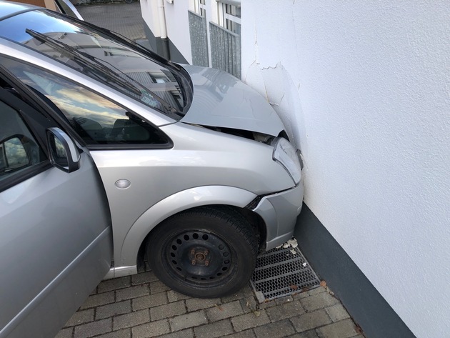 POL-PDLD: Landau - Auto durchbricht Hauswand