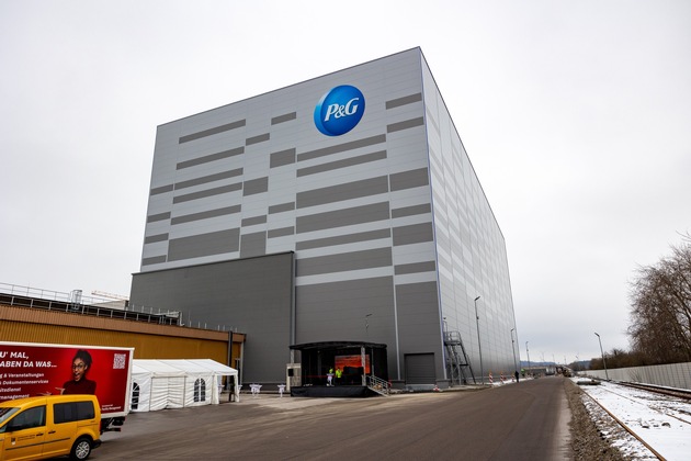 Kraftvolle Investition in den Standort Deutschland: Procter &amp; Gamble eröffnet neues Hochregallager in Crailsheim