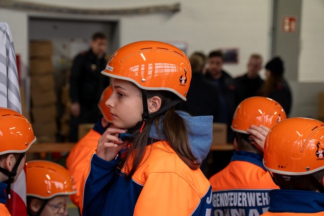 FW-Lohmar: Übergabe neuer Helme an die Jugendfeuerwehr