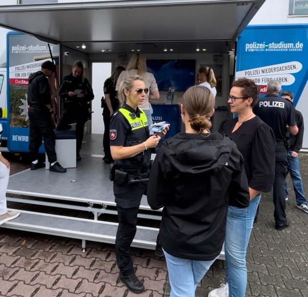 POL-OS: Osnabrück: Erfolgreiche Rückkehr von &quot;Tough like a Cop&quot; bei neuer Azubimesse