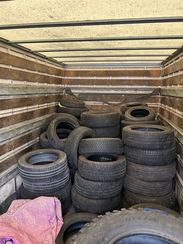 HZA-HN: Zoll stoppt Lieferwagen und findet Waffe