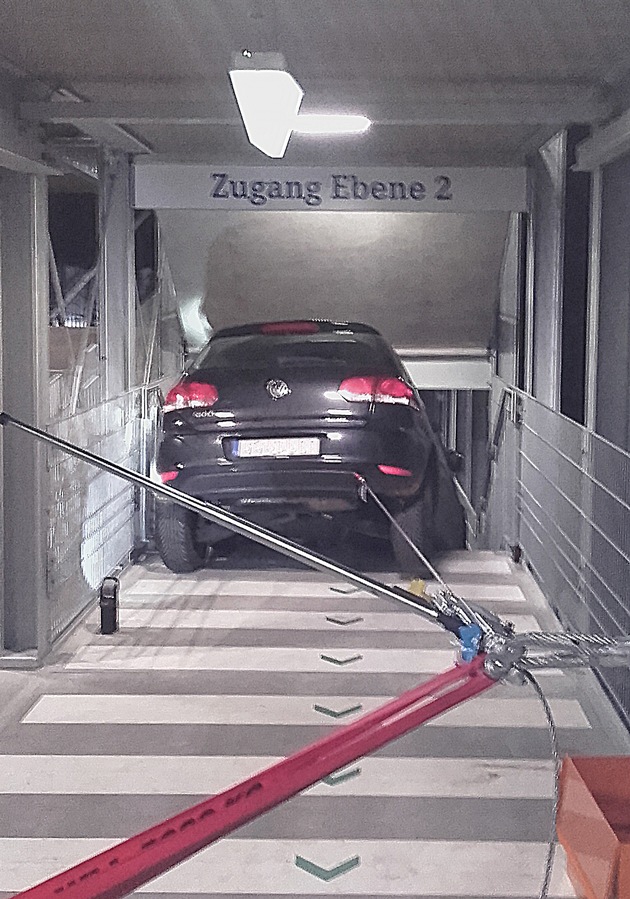 FW-GE: Treppe mit Ausfahrt verwechselt - Auto bleibt im Parkhaus stecken