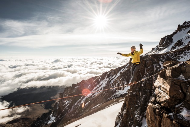 Mit &quot;E+motion&quot; zum Weltrekord am Kilimandscharo / medi Testimonial Stephan Siegrist begeht höchstgelegene Highline