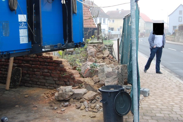 POL-PDKL: Lastzug stößt Gartenmauer um
Presseaufruf