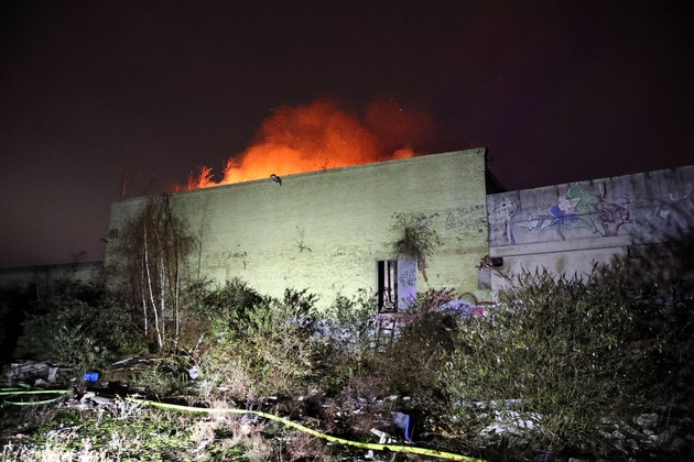 FW-E: Brand in leerstehender Industriehalle sorgt für stundenlangen Großeinsatz