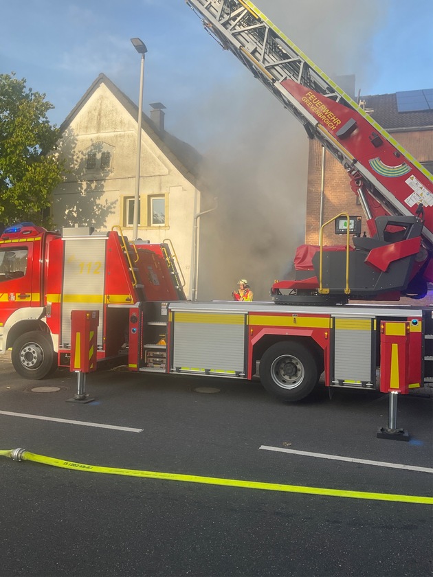 FW Grevenbroich: Feuer in Elsen - Feuerwehr verhindert Übergreifen auf Wohnhaus