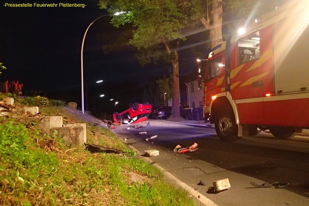 FW-PL: PKW- Fahrer konnte seinem Fahrzeug nach Kollision mit einer Betontreppe unverletzt entsteigen

Schwerer Verkehrsunfall auf der Ebbetalstraße in Plettenberg- Kückelheim in Höhe der ehemaligen Kolonie