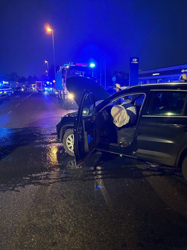 FW Dinslaken: Verkehrsunfall mit zwei PKW