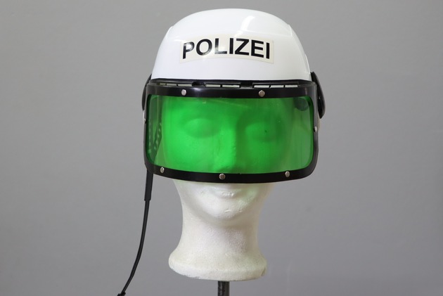 POL-LDK: + Dieb mit Kinderpolizeihelm + Motorradfahrer stürzt mit Sozius + Dacia zerkratzt + Audischeiben eingeschlagen +