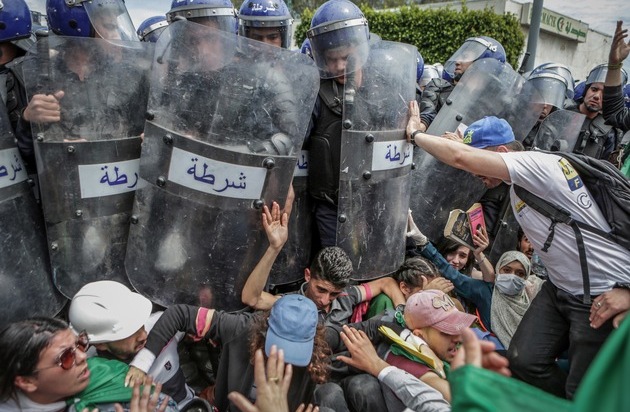 dpa Deutsche Presse-Agentur GmbH: Bilder der dpa-Fotografen Farouk Batiche und Oliver Weiken für World Press Photo Awards nominiert (FOTO)