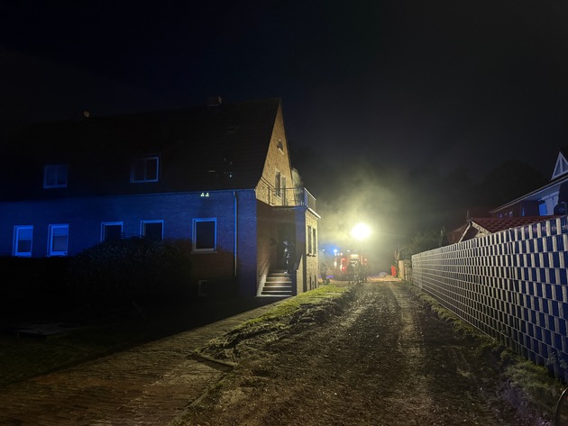 FW-AUR: Kleinstfeuer setzt Gebäudeteil unter dichten Rauch