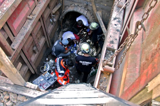 FW-E: Arbeiter stürzt in Baugrube, Höhenretter der Essener Feuerwehr befreien ihn per Drehleiter