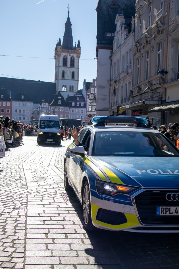 POL-PPTR: Fröhlich, friedlich, feierlustig: Rosenmontag im Polizeipräsidium Trier